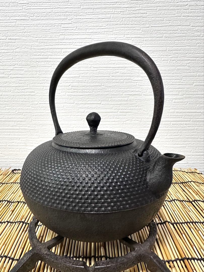 未使用品、タグ付　南部虎山工房前田知行造　１２型　南部鉄瓶　南部鉄器　鉄瓶