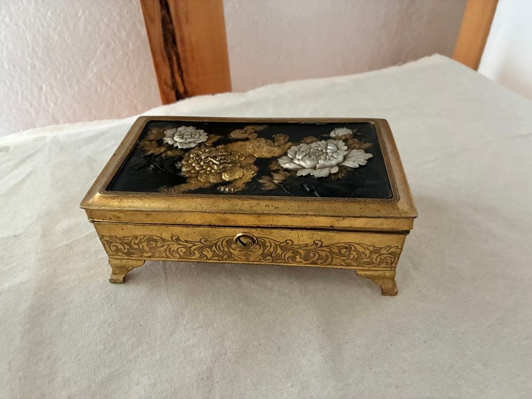 アンティーク金属製 ケース 獅子彫刻