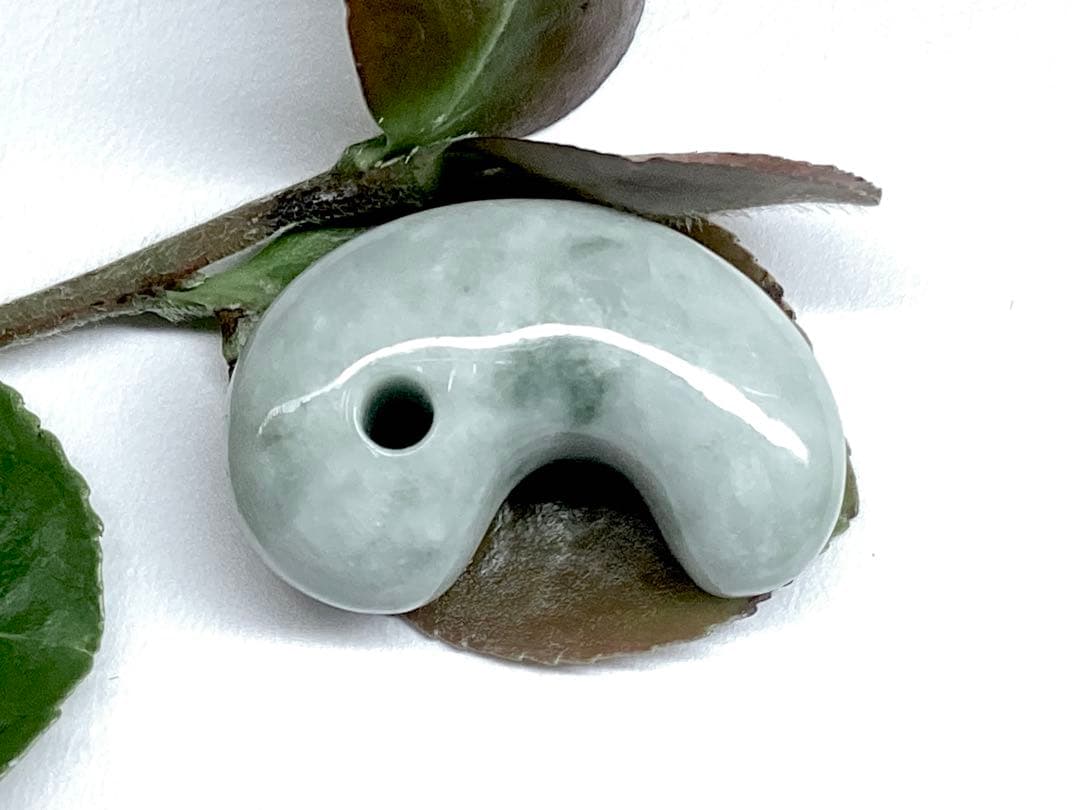 過密な結晶‼️ 古代より神宿る糸魚川翡翠勾玉　吉祥開運の守護石をお身近に　鑑別書付