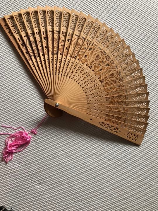 白檀の香，高級扇子彫刻