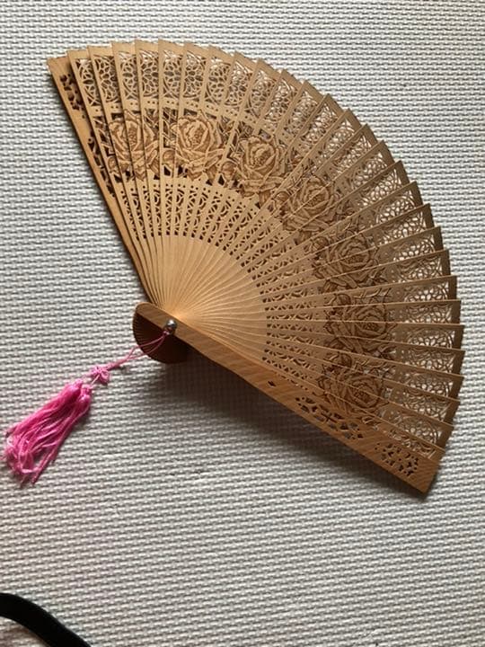 白檀の香，高級扇子彫刻
