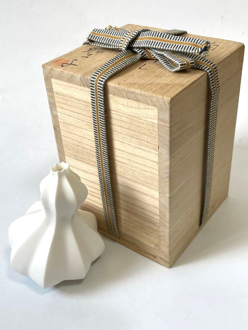 陶芸家　作家物　人気作家　若杉聖子　白磁　一輪挿し　花入　花瓶　共箱