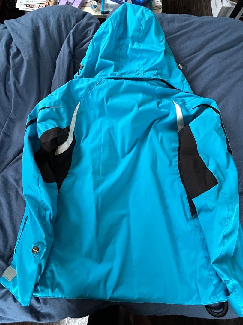 青のフード付きスキーウェア