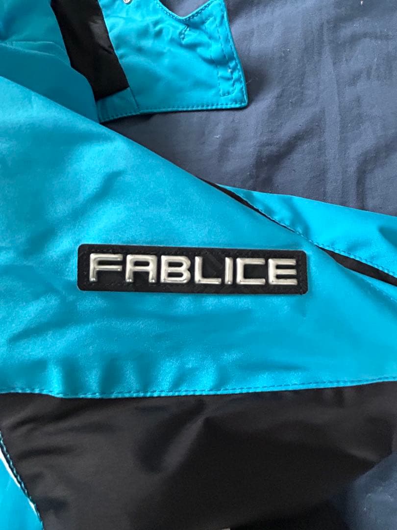 青のフード付きスキーウェア