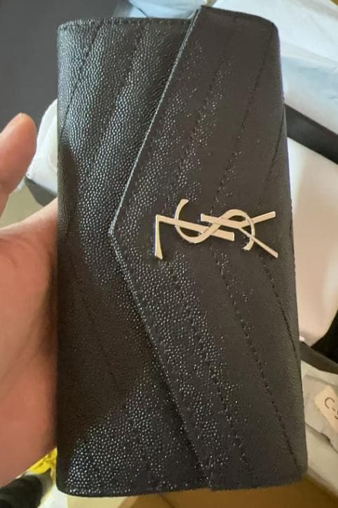 イヴ・サンローラン エンボス加工 ブラックレザー 折りたたみ財布サイフ