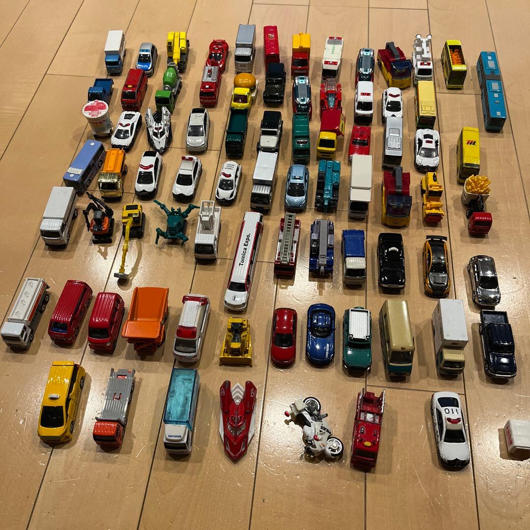 トミカ ミニカーまとめTOMICA 93台おまけ付きディズニーアンパンマン等