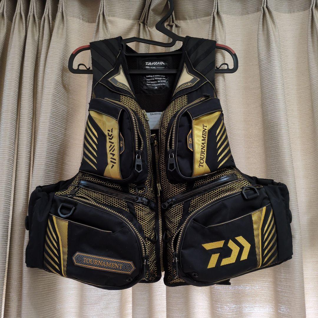 Daiwa Tournament ライフジャケットM 黒/金ダイワ　トーナメント