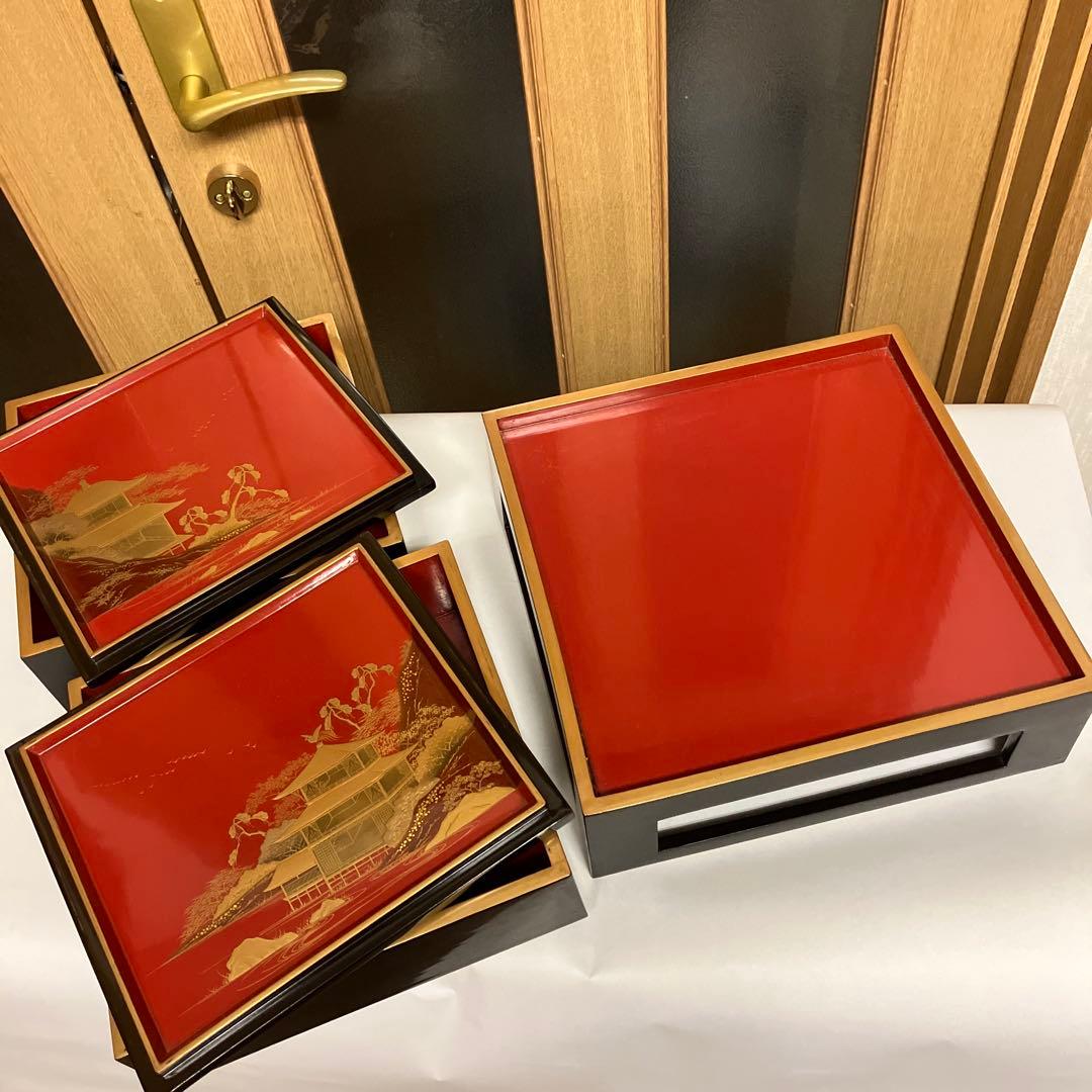 金縁黒内朱塗りのハ寸五段重箱と蓋二枚／金縁黒内朱塗りの重臺（じゅうだい）一個