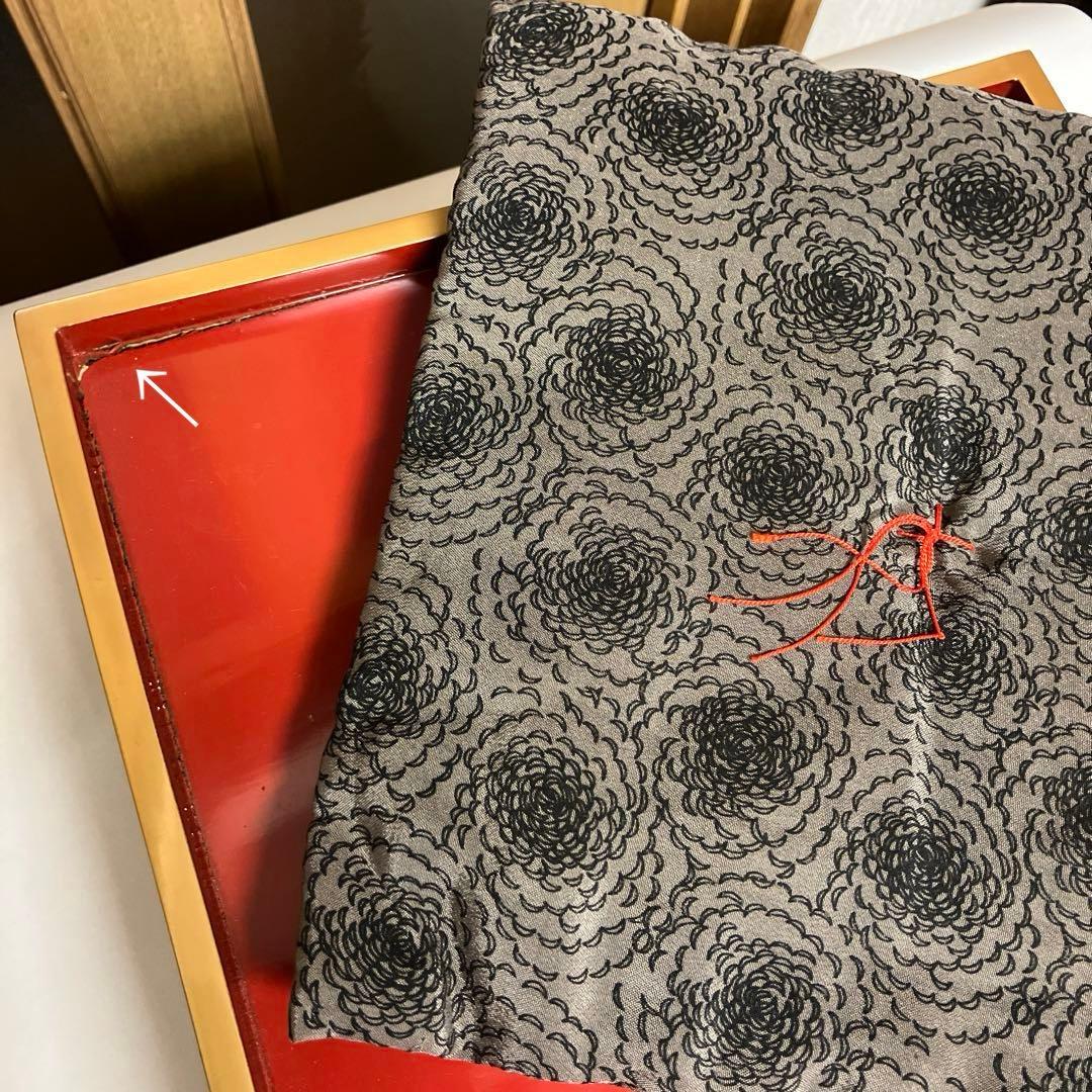 金縁黒内朱塗りのハ寸五段重箱と蓋二枚／金縁黒内朱塗りの重臺（じゅうだい）一個