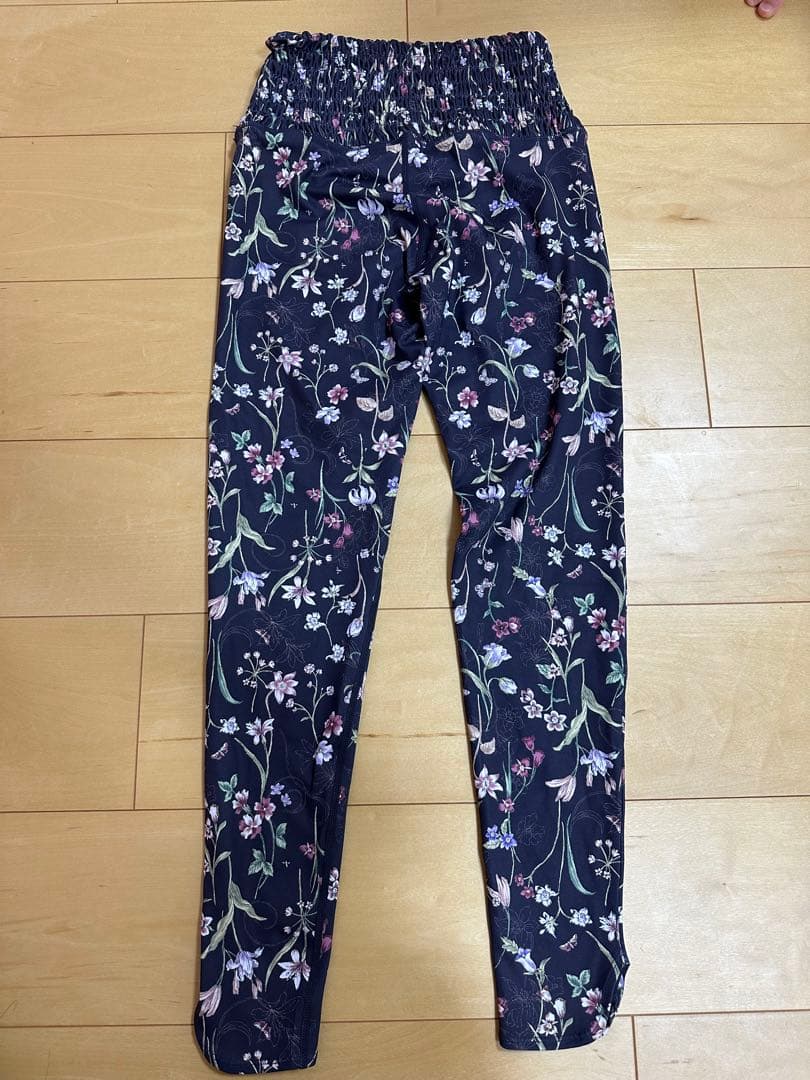 ぷ*ん様 SUKALA ボタニカルシャーリングカバータンク レギンス 2点セット