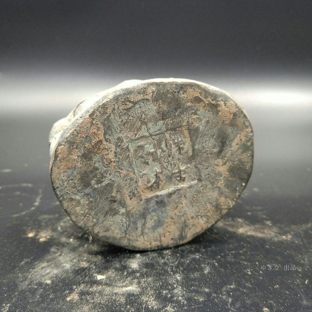 古玩工芸品の銅器は蓮観音に盤座して置物をします。