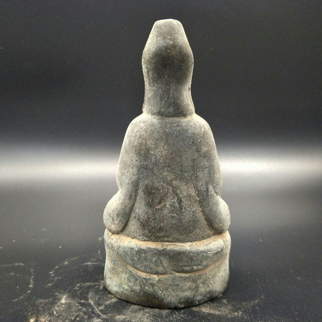 古玩工芸品の銅器は蓮観音に盤座して置物をします。