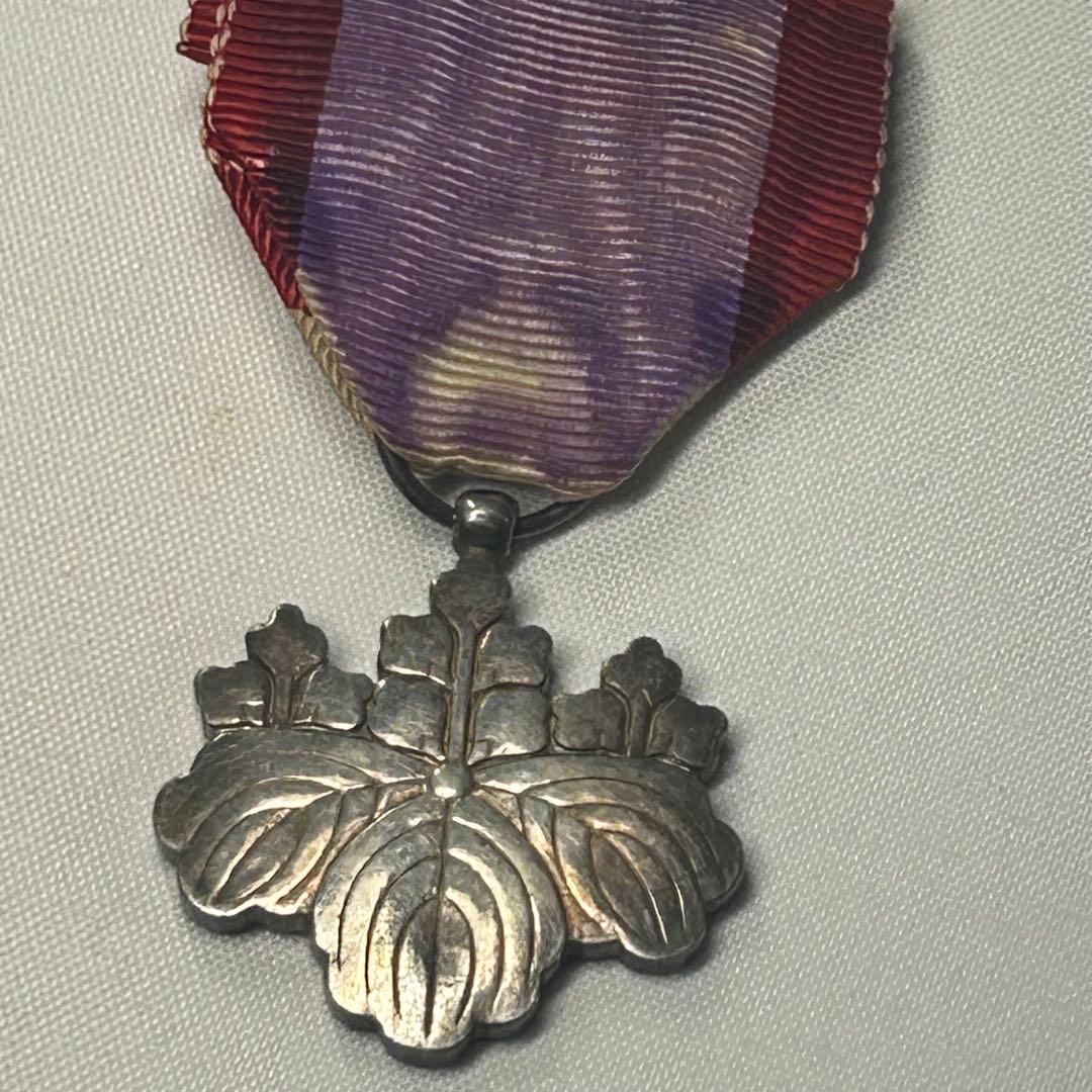 日本赤十字社 金色特別社員章メダル4枚　勲8等白色桐葉章　帝国在郷軍人会バッチ