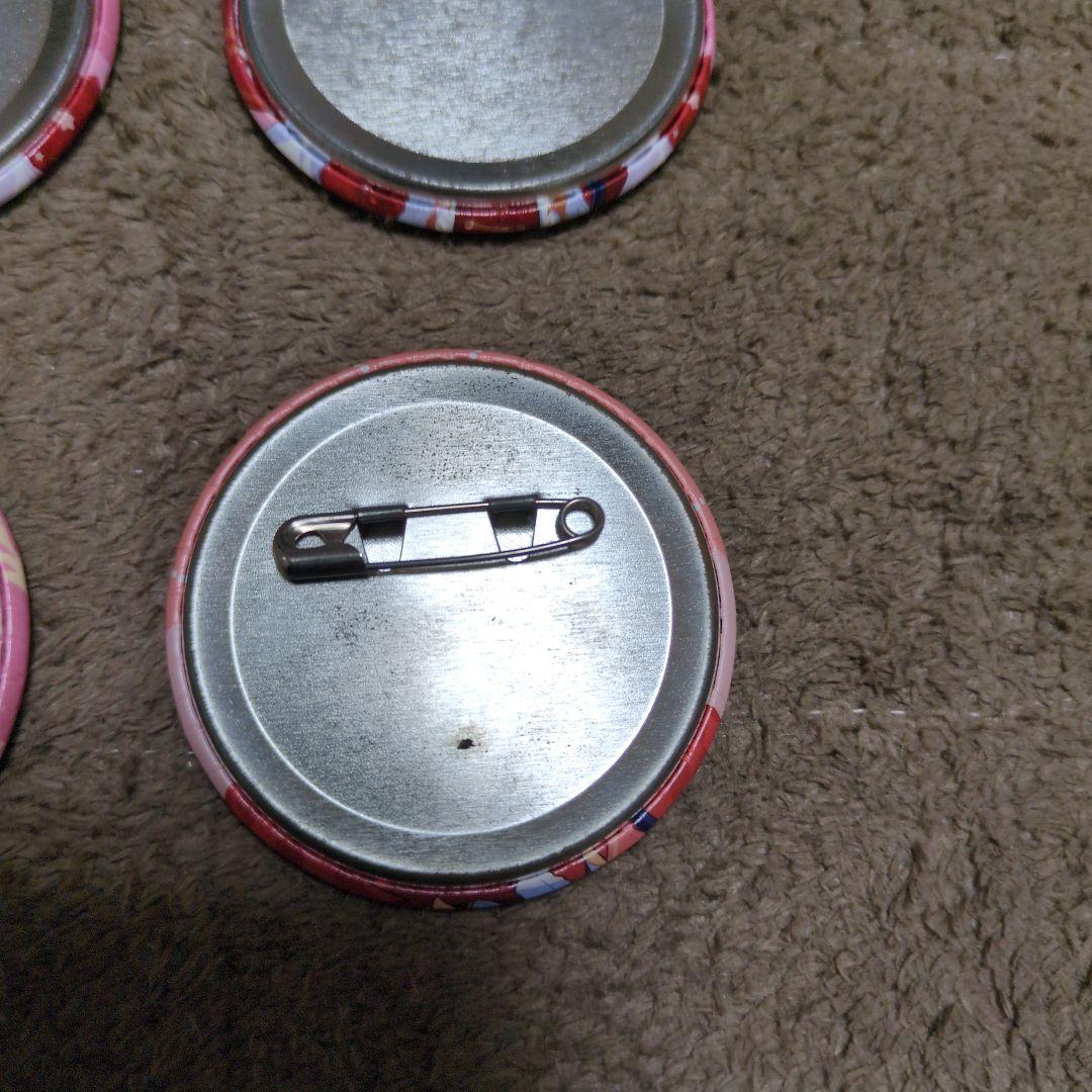 すとぷり莉犬旗持ち缶バッジ