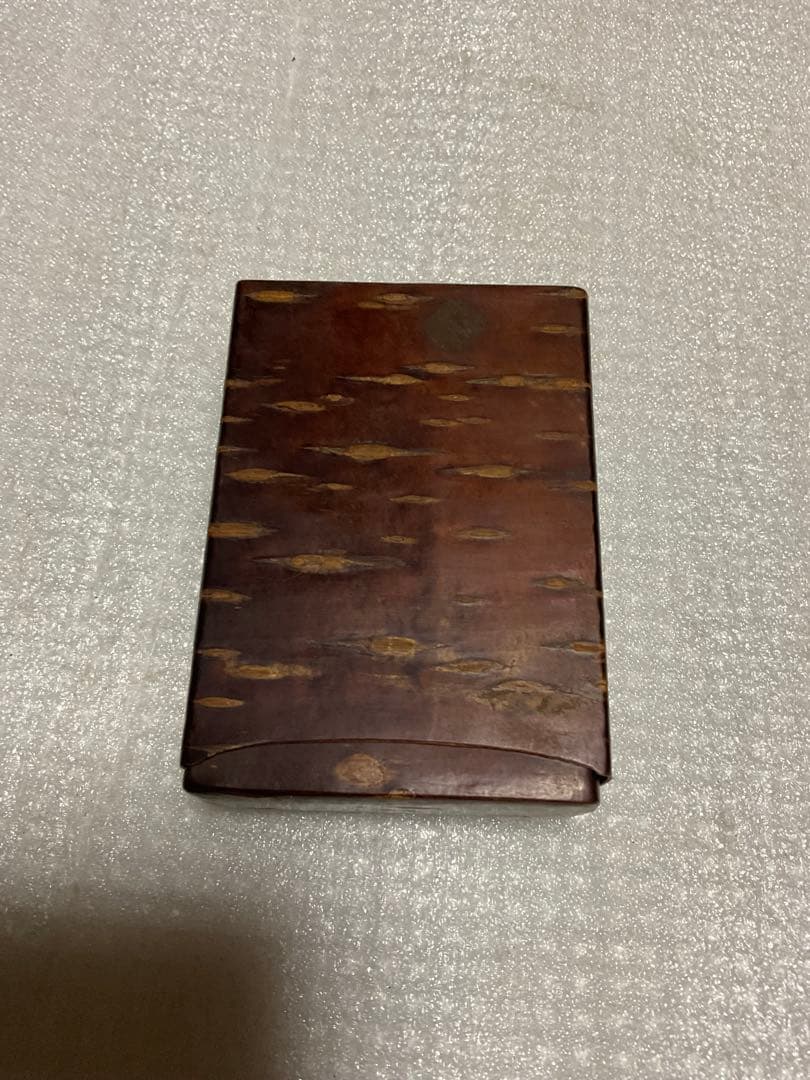 秋田県角館町桜皮細工／菖蒲模様の煙草入れ【民芸品　未使用品】。