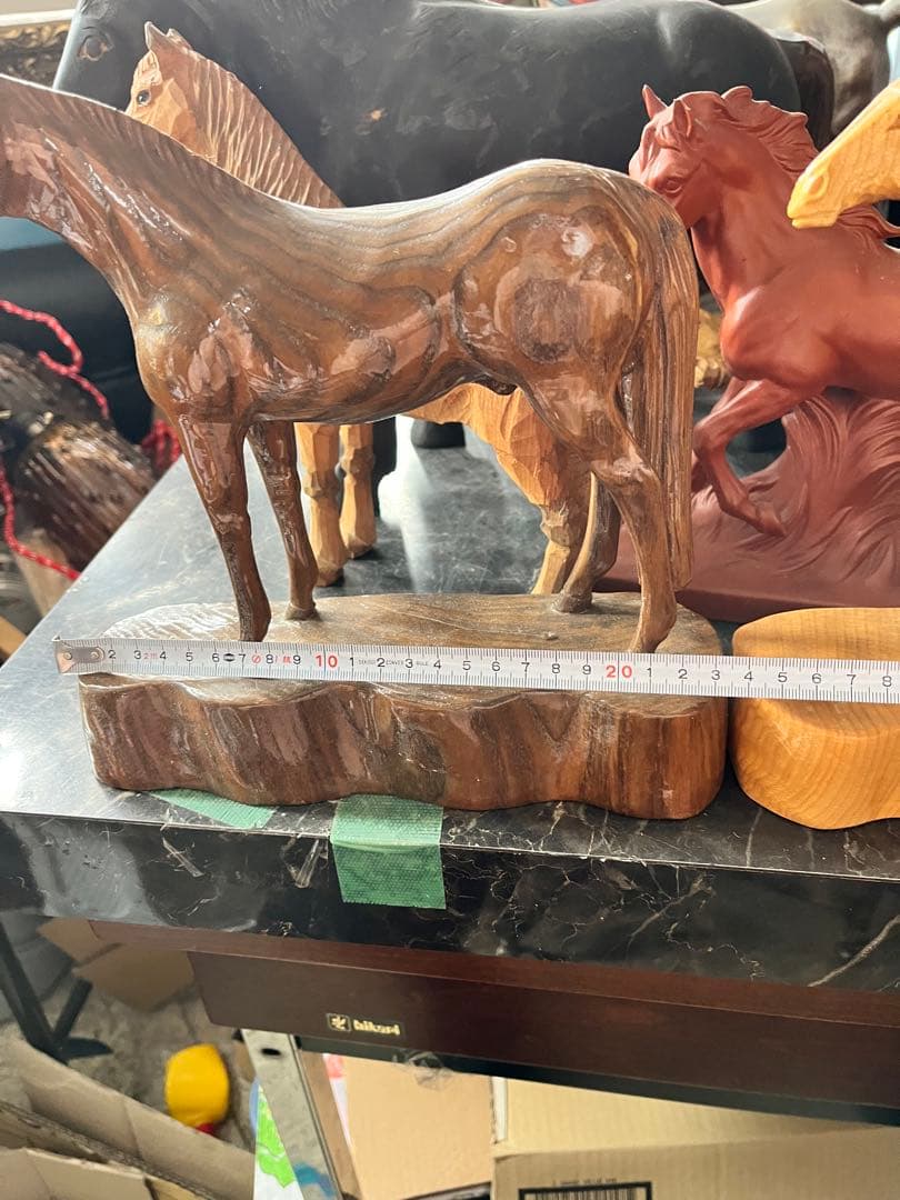 馬の一刀彫り、一位一刀彫、土台付き一刀彫り馬、飛騨一刀彫り風、木目が綺麗な馬彫刻
