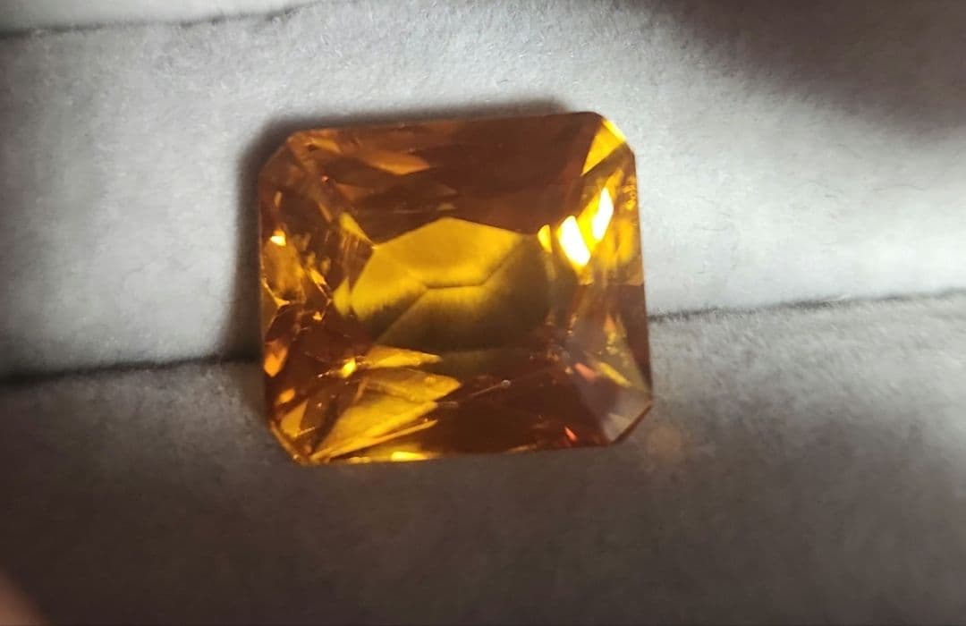 特大ゴールデンサファイア 14.250ct