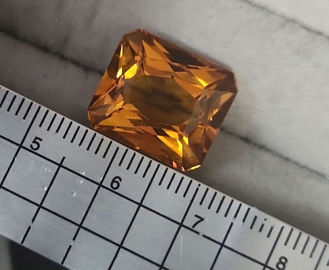 特大ゴールデンサファイア 14.250ct