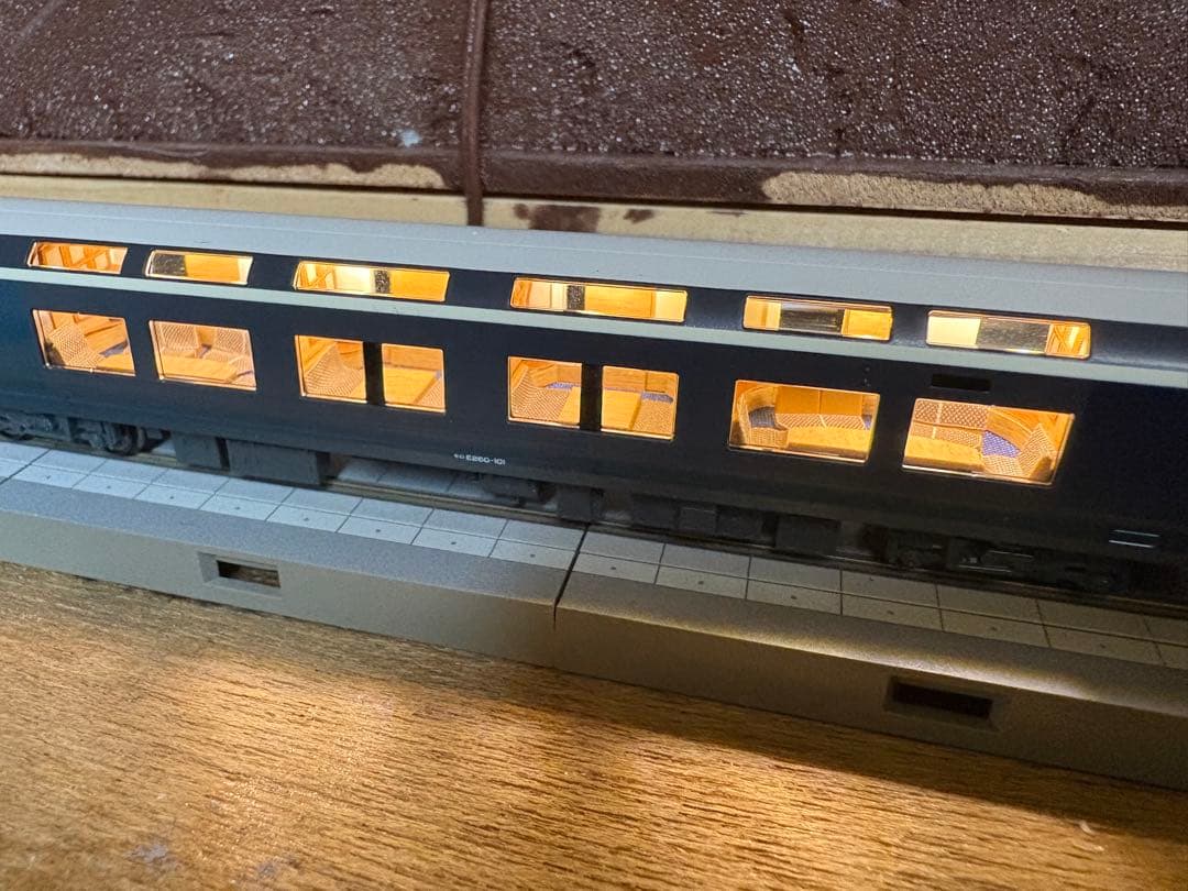 E261系 サフィール踊り子 室内表現シール＆室内灯装着