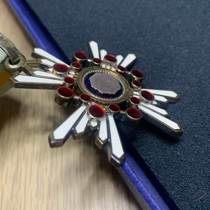 国宝級！激レア 満州国 勲三位 瑞宝章 略綬 共箱付 中国中