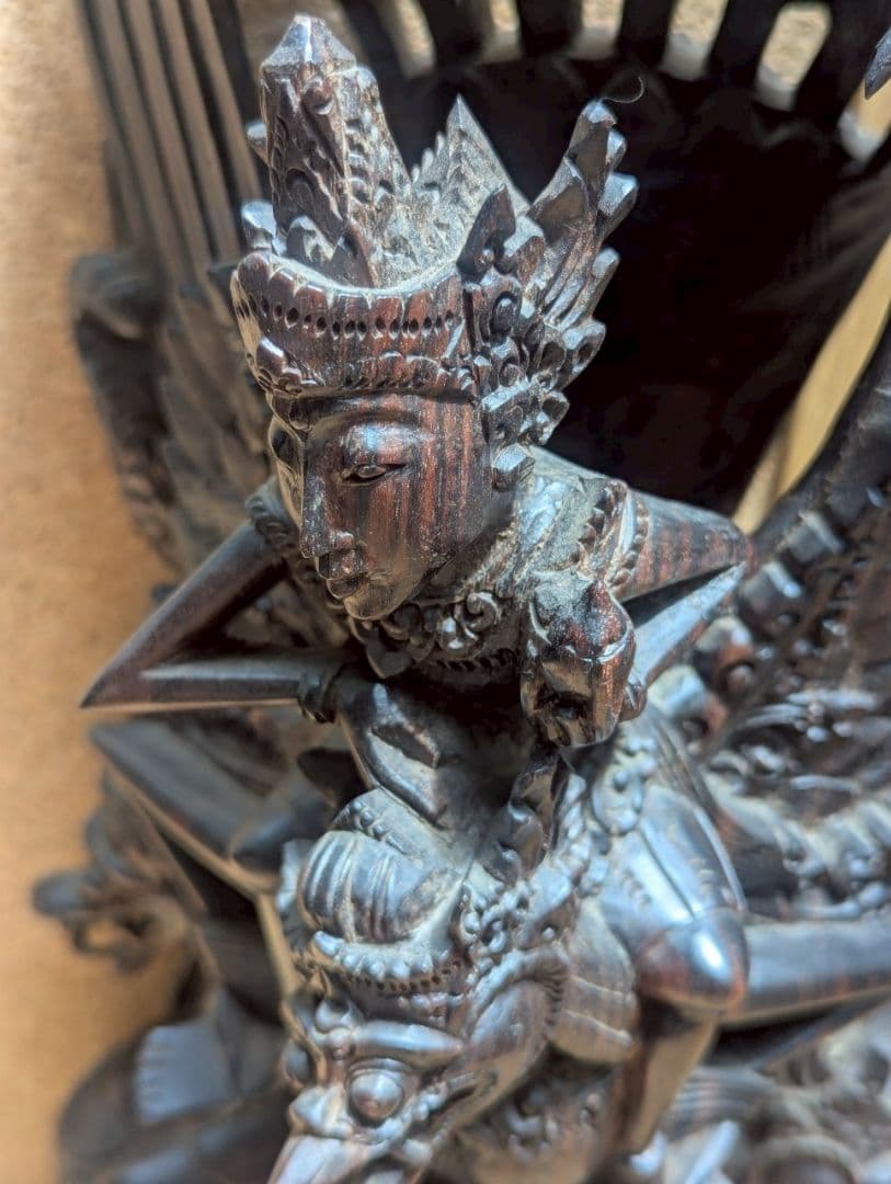 霊鳥ガルーダに乗るヴィシュヌ神　木製彫刻