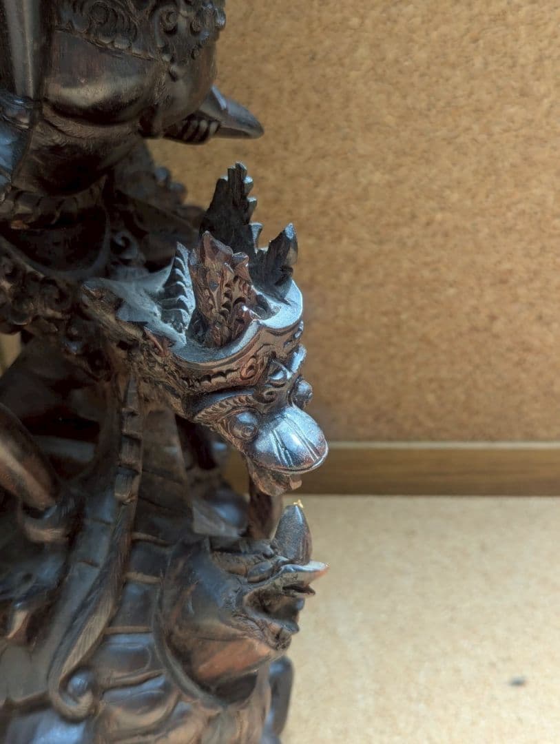 霊鳥ガルーダに乗るヴィシュヌ神　木製彫刻