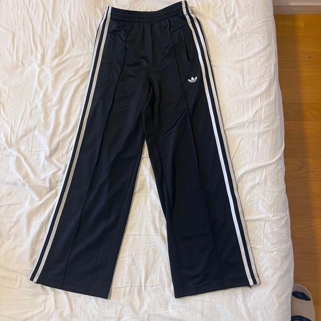 adidas ブラック ジャージパンツ ストライプ