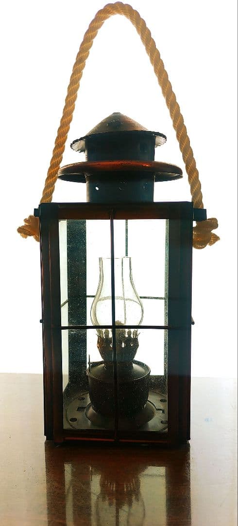 アンティークオイルランタンになります4面をガラスで照らしてくれます★