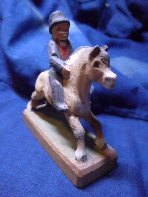 ノルウェーの彫刻家　貴重なへニング・エンゲルセンの木彫です。珍しいものです