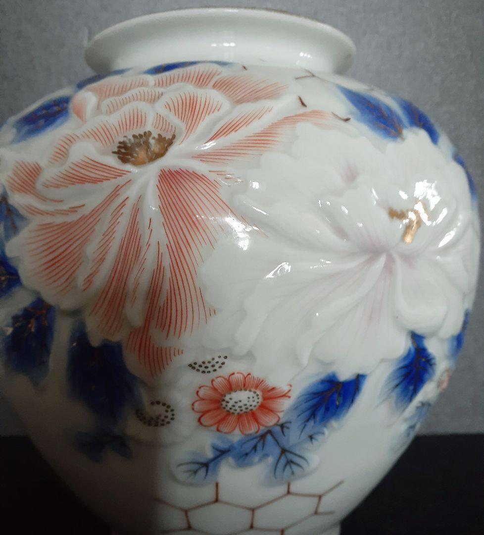 【時代古作品】肥前有田焼　在銘　陽刻浮彫　金彩色絵　牡丹に菊花図　花入れ　花瓶