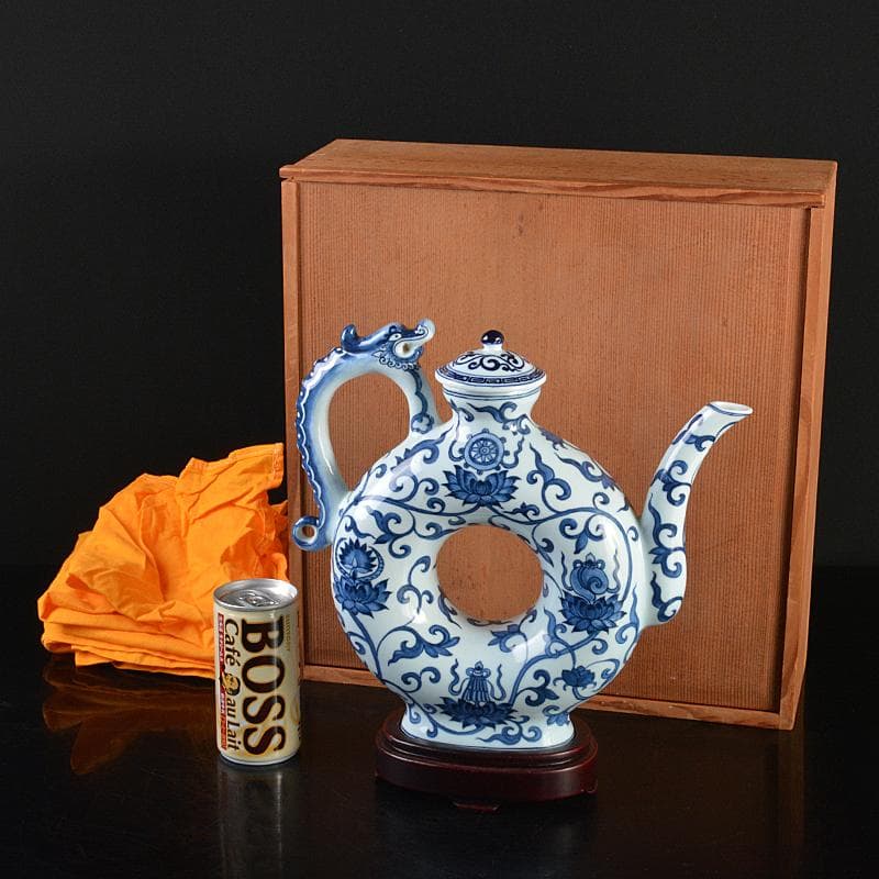 中国　大明成化年製　故宮博物院模造　青花　唐草文　龍持ち手　水注　VR7102B