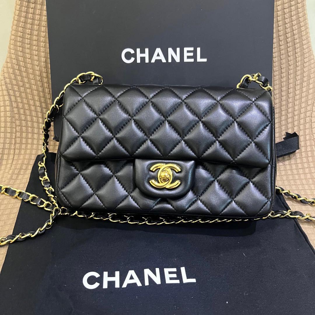 キルティングデザインのブラックレザーショルダーバッグ、ゴールド金具付き。