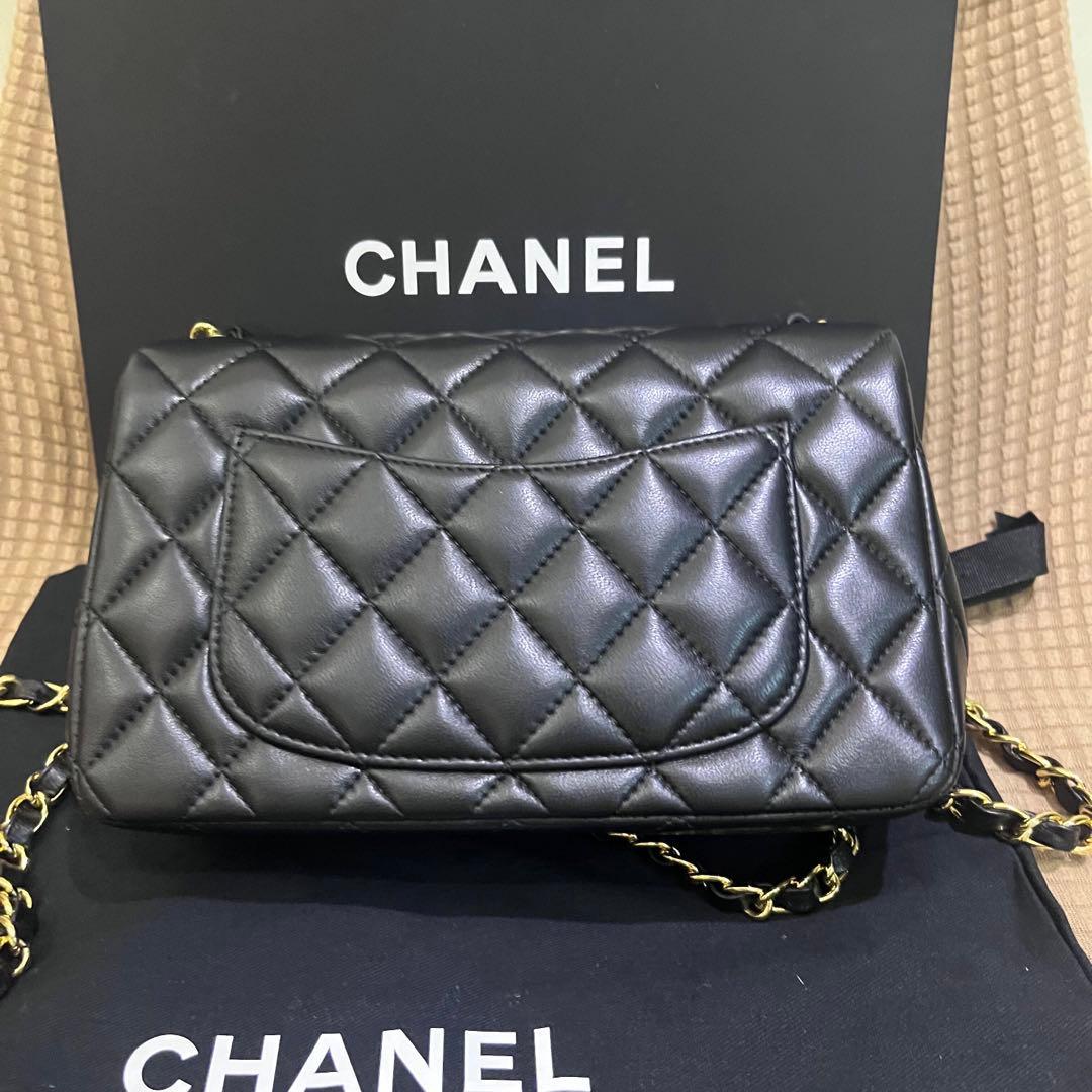 キルティングデザインのブラックレザーショルダーバッグ、ゴールド金具付き。