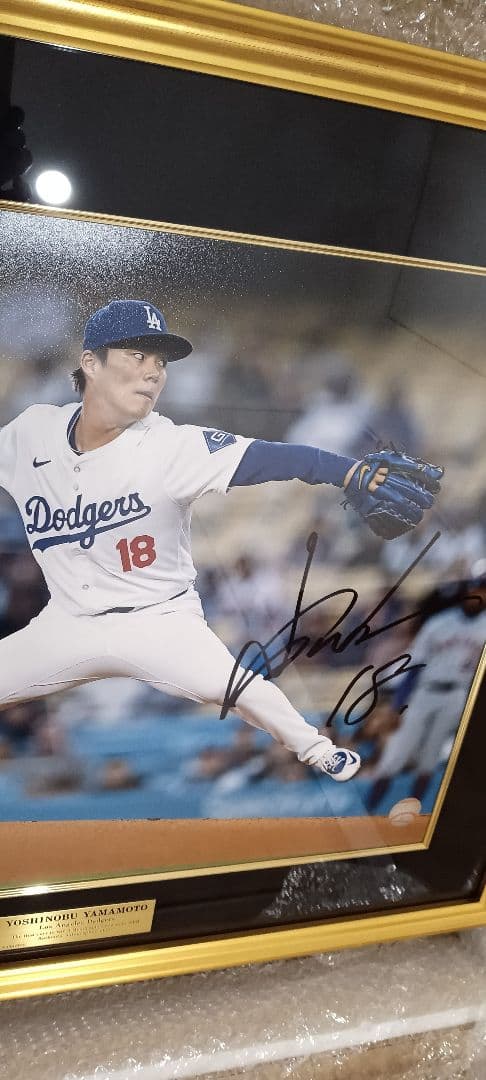 山本由伸直筆サイン入りドジャース ピッチングフォト特製フレーム