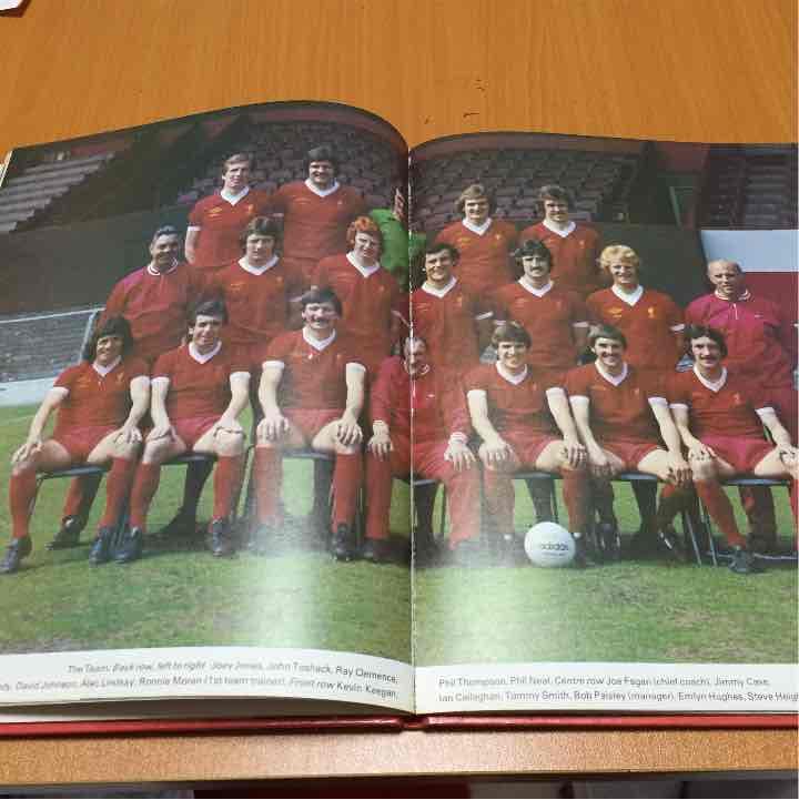1982年にリバプールが優勝した時の記念本。