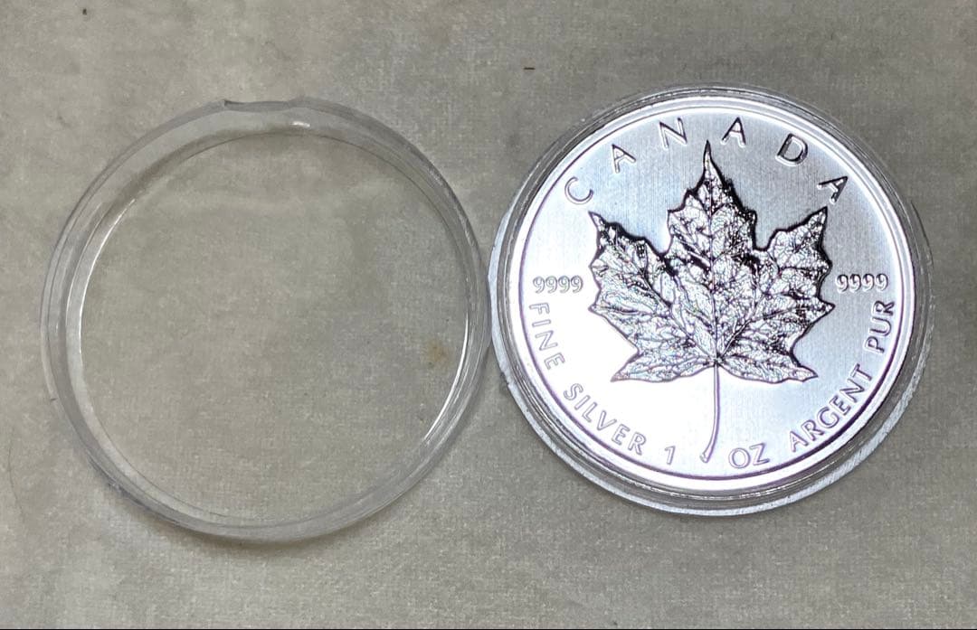 【新品未使用】最高純度の2009年カナダメイプルリーフ銀貨 ケース入り箱付き！