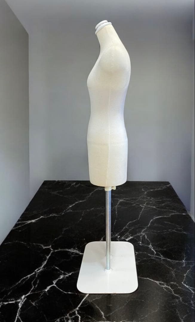 2本脚でミドルエイジ体型の女性トルソー　マネキン　スチール台座で安定感抜群！