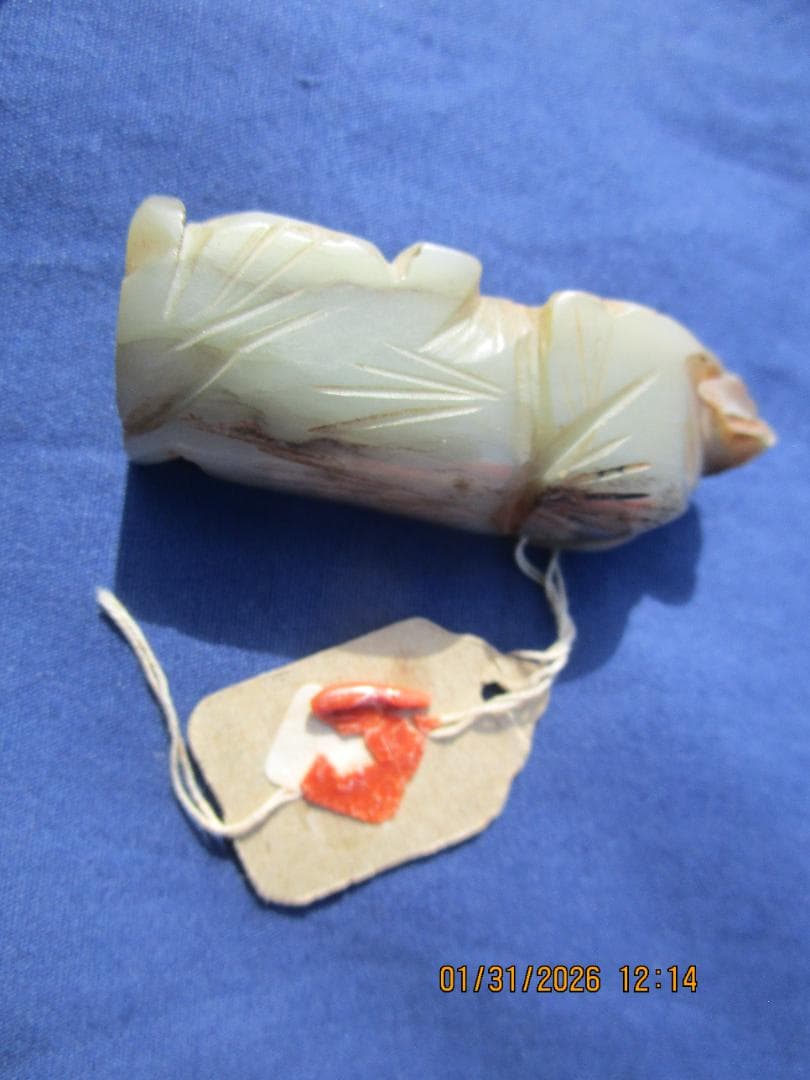 中国　玉　石細工　彫り物　根付　当時の札付き　翡翠【?】 工芸品　細工物　1個