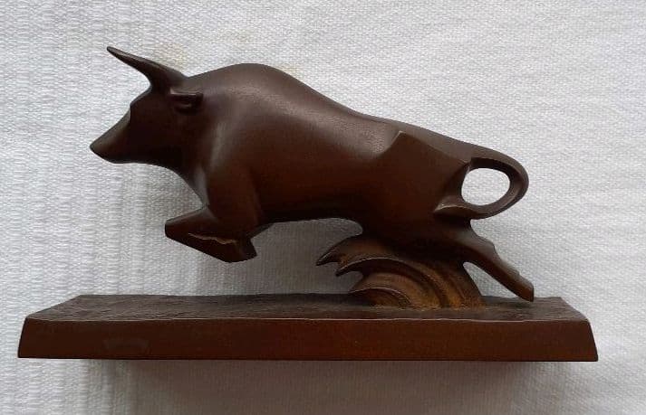 津田永寿作の銅製の牛像です。