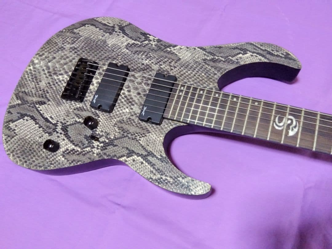 SPEAR(スペア) 7弦ギター スネークスキン