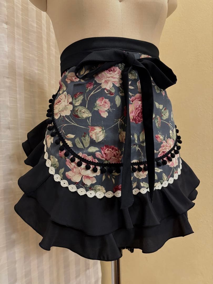 エプロン　ショート　グレーピンクバラ柄　黒フリル　黒ポンポン　生成水玉レース