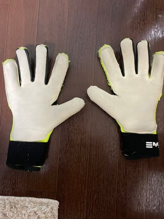 キーパーグローブ  プーマ　フューチャー　9.5号