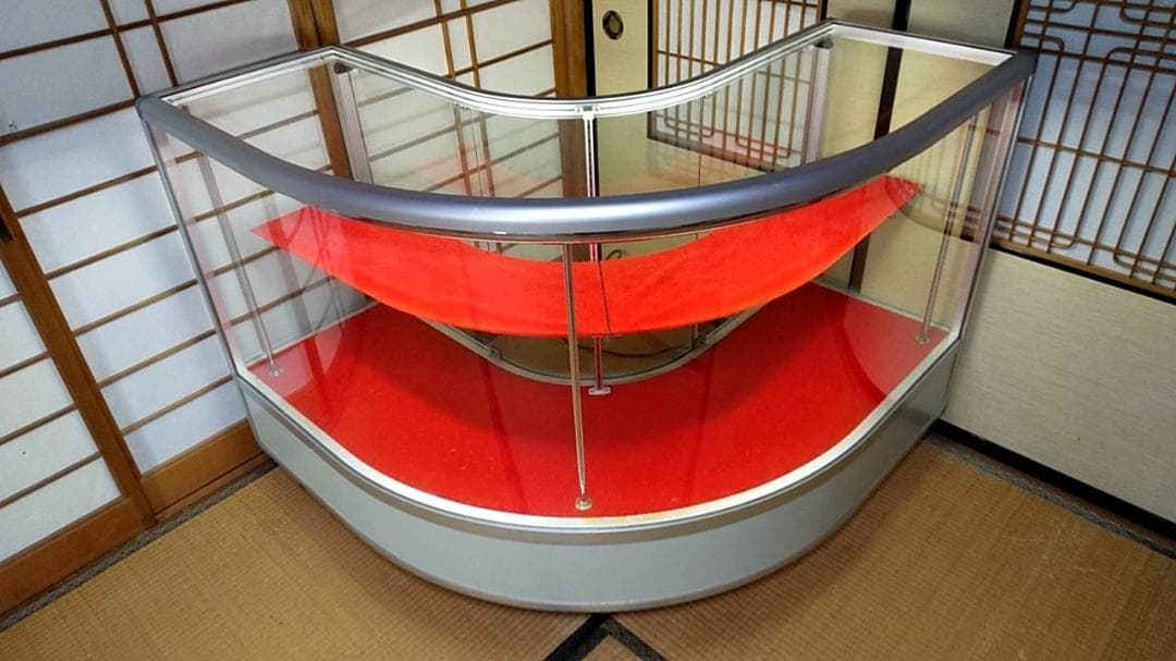 コーナーショーケース　照明付き　キャスター付き