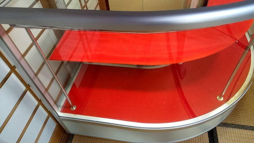 コーナーショーケース　照明付き　キャスター付き