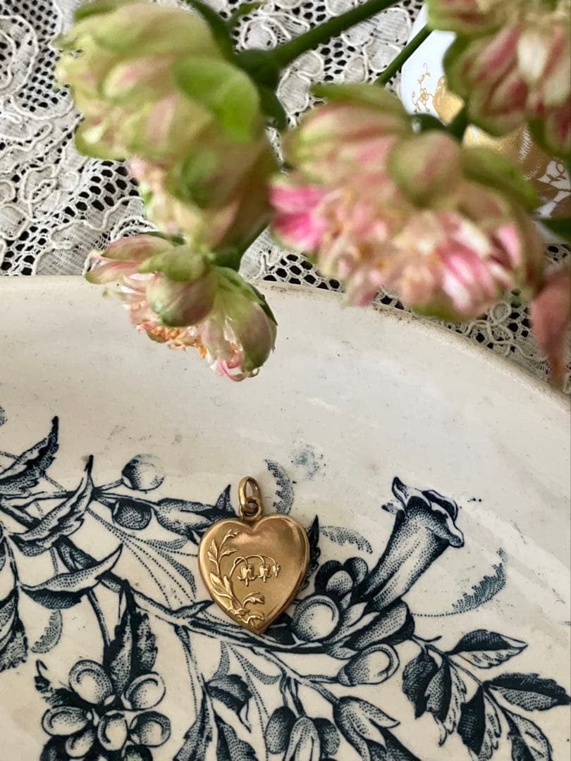 フランスアンティーク　タイツリソウのハート型ペンダントヘッド