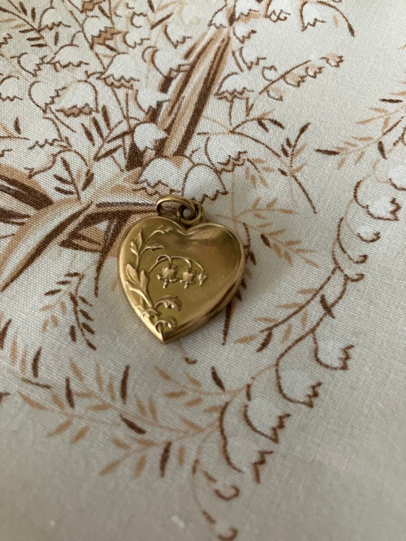 フランスアンティーク　タイツリソウのハート型ペンダントヘッド