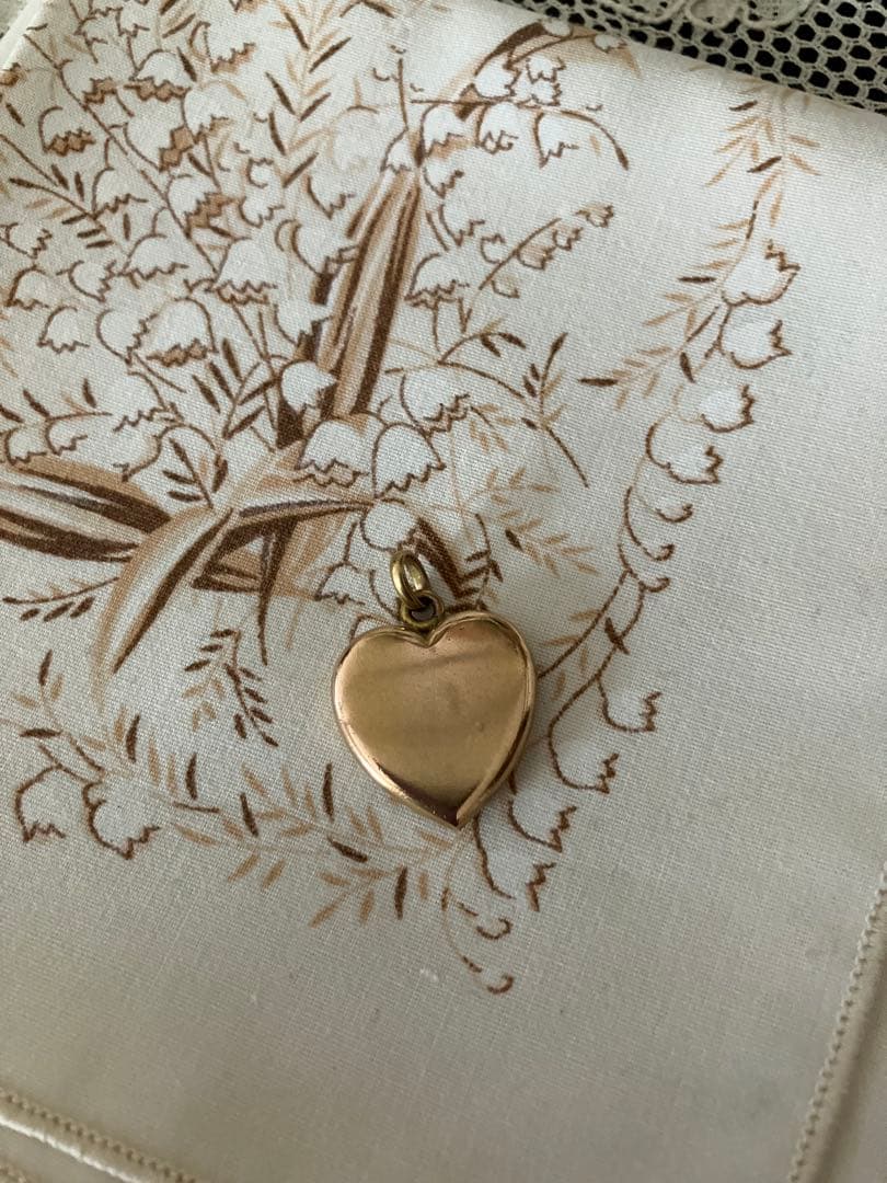 フランスアンティーク　タイツリソウのハート型ペンダントヘッド