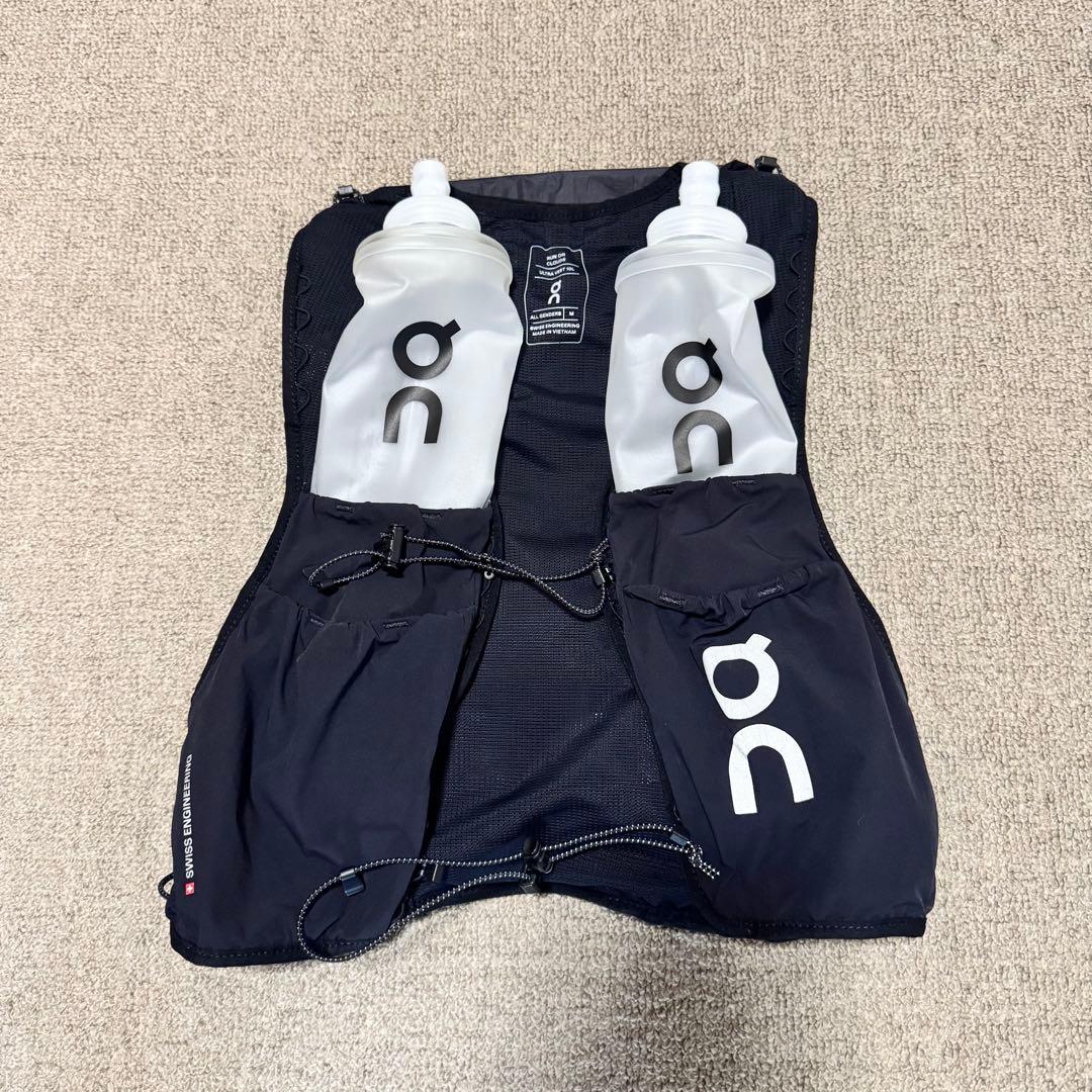 On Ultra Vest 10L Mサイズ フラスク新品2本付