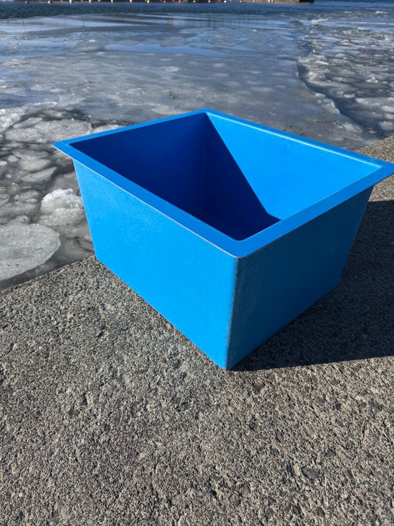 青い四角形水槽 FRP水槽 容器