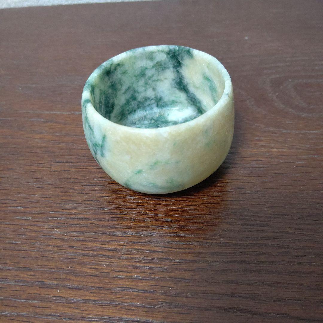 値下げ翡翠製ぐい呑み（糸魚川）検　翡翠　酒器ぐい呑み　美術工芸品　ヒスイ